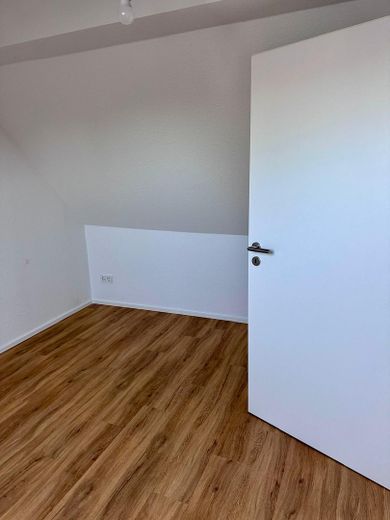 Kapsamlı tadilat sonrası ilk kullanım | KfW55 EE | 62 m² | Üst kat/çatı katı | İstasyona 2 dk. | Taşınmaya hazır 10/2026 – Schlafzimmer