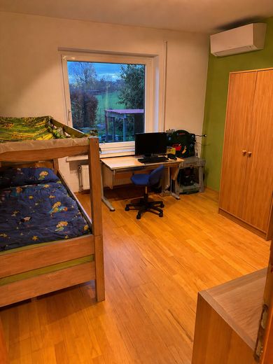 Commission-free: Well-maintained family home with 24 kWp PV system, storage, pool & large plot – Kinderzimmer unten 1
