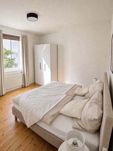 Stilvoll möblierte 2-Zimmer-Wohnung in Nürnberg – frisch saniert, sofort verfügbar – Schlafzimmer