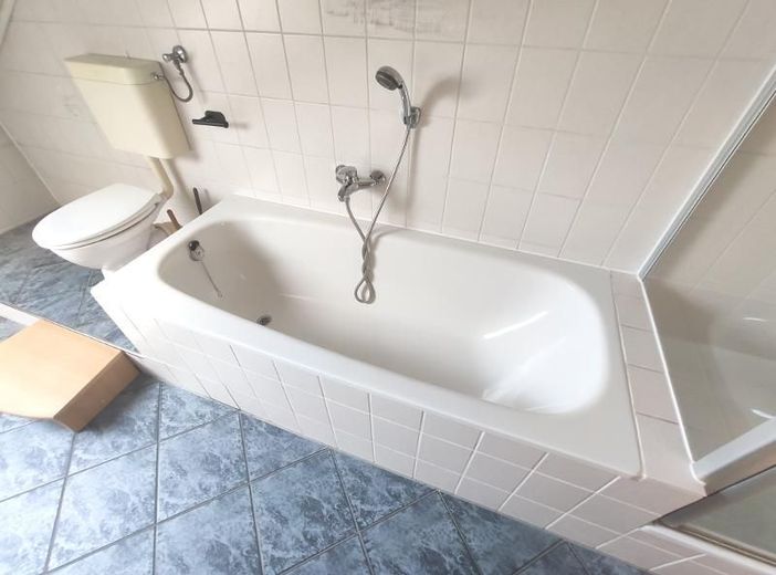 3 Zi. DG Wohnung mit Küche, Gartenmitbenutzung und Stellplatz – Bad mit Badewanne und Dusche Bild 2