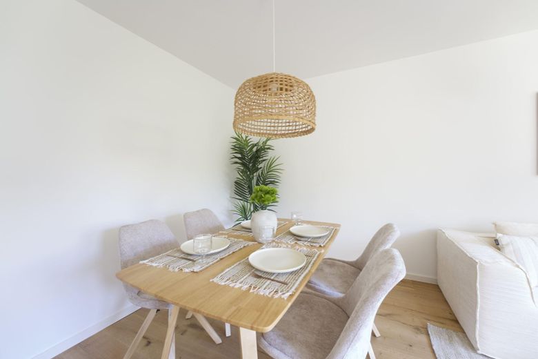 Erstbezug nach Kernsanierung: 4-Zimmer-Wohnung mit PV-Mieterstrom & TG-Stellplatz in S-Heumaden – Wohnzimmer
