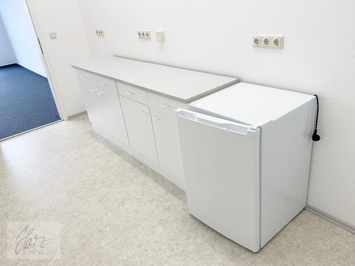 ***UNITÉ COMMERCIALE INONDÉE DE LUMIÈRE DANS LE PARC COMMERCIAL À NÜNCHRITZ*** - emplacement parfait pour votre activité ! – Küchenbereich