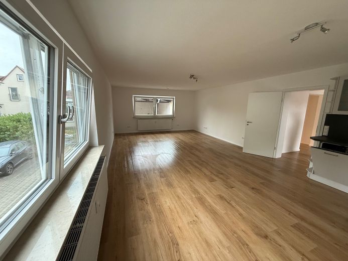 Nowoczesne mieszkanie 3,5-pokojowe w sercu Ellhofen – Wohn und Esszimmer
