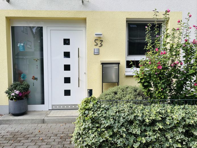 Doppelhaushälfte mit Dachterrasse, Keller, Sauna und Whirlpool, EBK, Photovoltaik, grüner Garten – Eingangsbereich