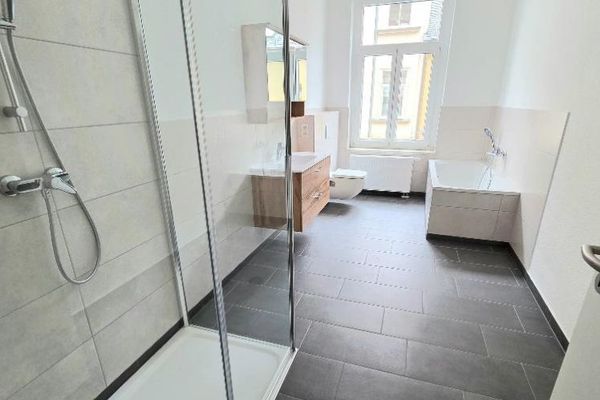 Neu sanierte, Behindertengerechte 3-R.-Whg. mit tollem Bad, Aufzug in der City.