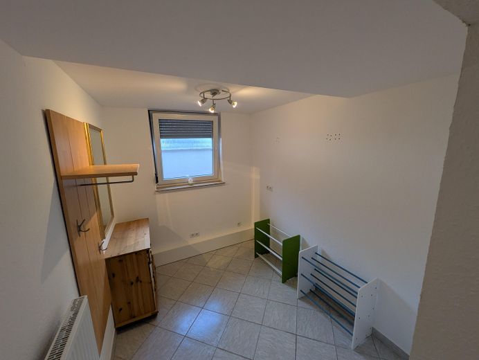 Sofort bezugsfrei: 102m²-Wohnung (3,5 Zimmer) mit Garten, 4 Stellplätze (Doppelgarage inkl. Grube) – Raum 2