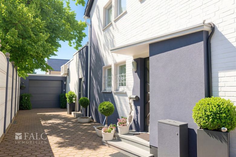 Zweifamilienhaus mit vielseitigen Nutzungsmöglichkeiten in ruhiger Wohnlage – Außenansicht Seite