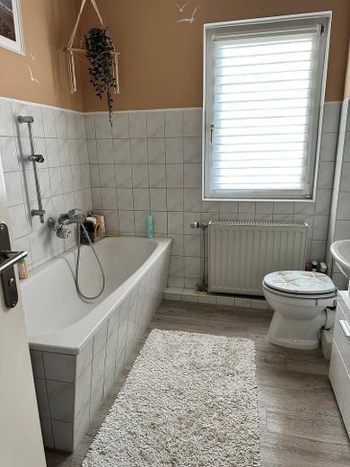 Renovierte 3- Zimmer Erdgeschosswohnung mit EBK in ruhiger Lage in 23974 Neuburg – Bad