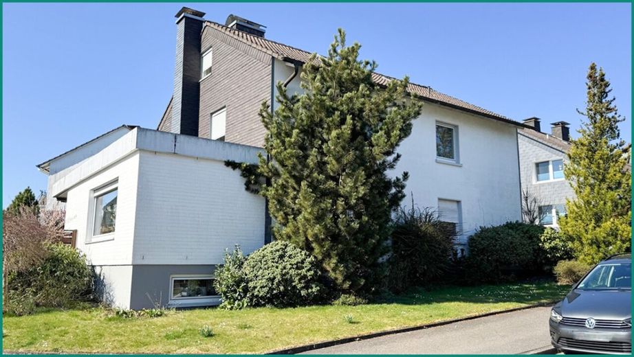 GENERATIONENHAUS MIT VIEL PLATZ IN SCHÖNER WOHNLAGE NÄHE STADTZENTRUM VON RADEVORMWALD, PROVISIONSFREI – Gebäudeansicht mit Anbau des Wohnzimmers