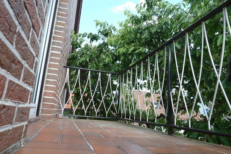 Balkon mit Kirschbaum