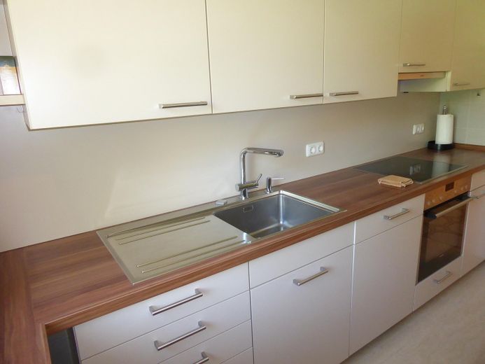 Well-laid-out apartment with a view of the greenery, top energy efficiency, top condition – Einbauküche vom Fenster aus