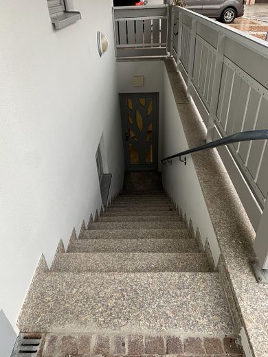 Außentreppe m. Eingang Gewerbe