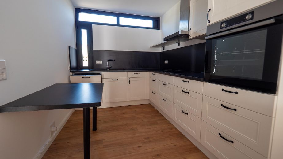Neuwertiges Reihenmittelhaus, Fußbodenheizung, eigenem Garten & Garage – Küche