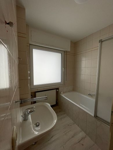 Po modernizacji energetycznej, niskie koszty ogrzewania: jasne mieszkanie 3-pokojowe z ogrodem zimowym i garażem – Bad mit Fenster