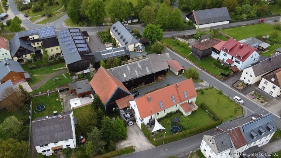 Freiraum für Macher: Denkmal-Dreiseithof mit 2 Wohneinheiten mit ca. 400m² , Scheunen &amp; Südgarten – 18_Luftaufnahme_Ensemble