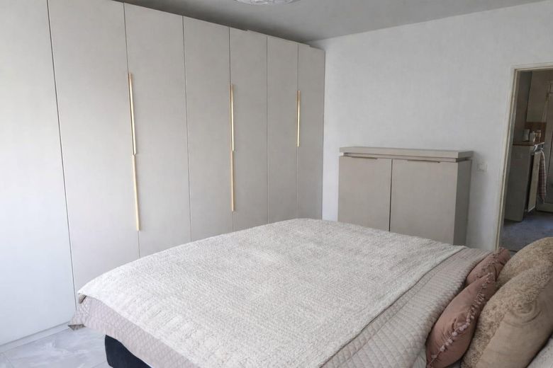 Schlafzimmer m. Zugang Balkon2