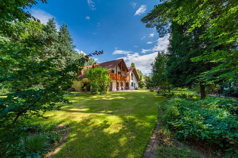 TOP ! Gifhorn-Winkel:  Exklusive Landhausvilla  mitten in der Natur ! – Außenansicht mit Garten