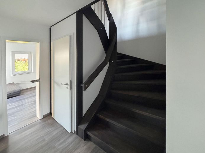 Almost finished: semi-detached house with garden & fireplace near Dresden – Wohnbeispiel Flur