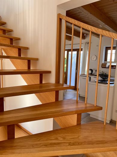 Lichtovergoten maisonette met eigen tuin & twee terrassen op rustige locatie, nabij het bos – Treppenaufgang OG
