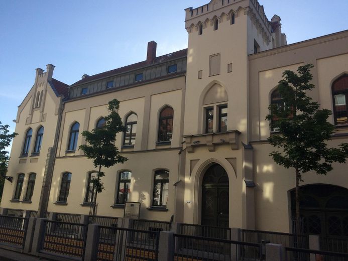 Working where others go on holiday – Office building with a view of Lake Tiefwarensee – Vorderansicht