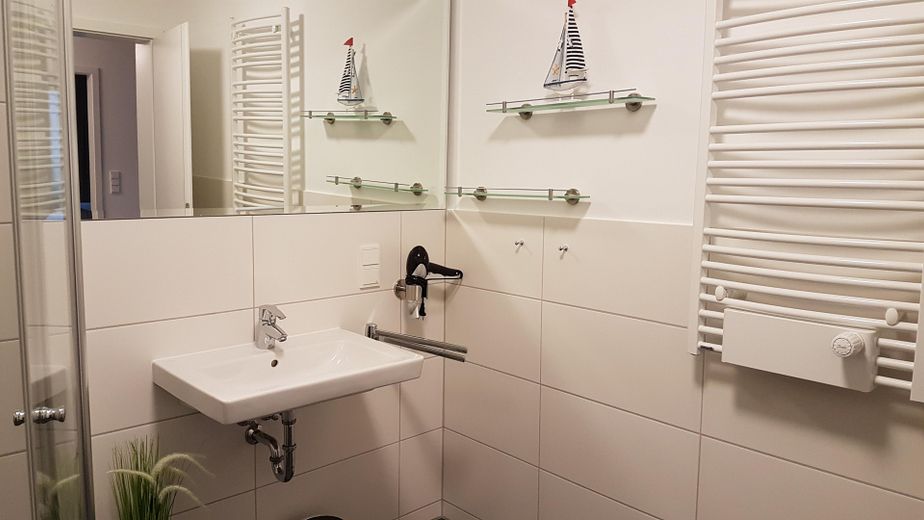 Pier 13 | 98 m² vista sul Mar Baltico, sauna e camino | senza commissioni – Duschbad mit Sauna