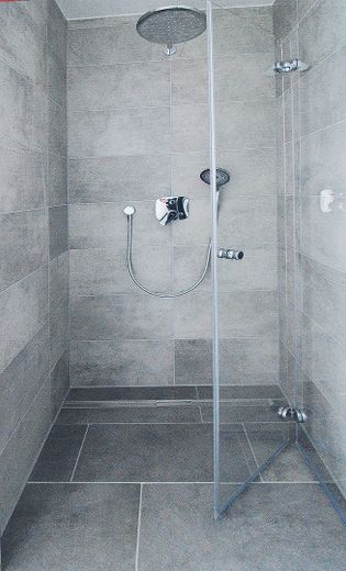 Einzigartiges LUXUS Penthouse im Herzen Gersthofen´s – XL-Dusche 1 von 2 