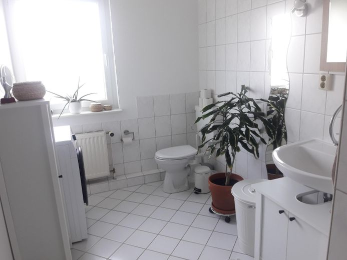 repräsentatives Zweifamilienhaus – Bad DG