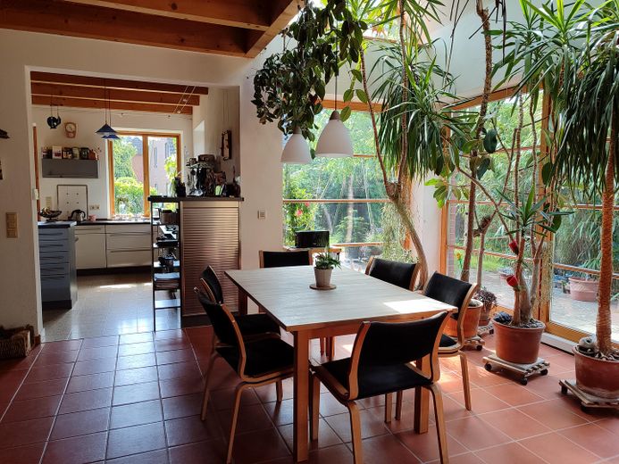 Ökologisch nachhaltiges Niedrigenergiehaus - gesund wohnen mit Lehm – Essbereich und Küche