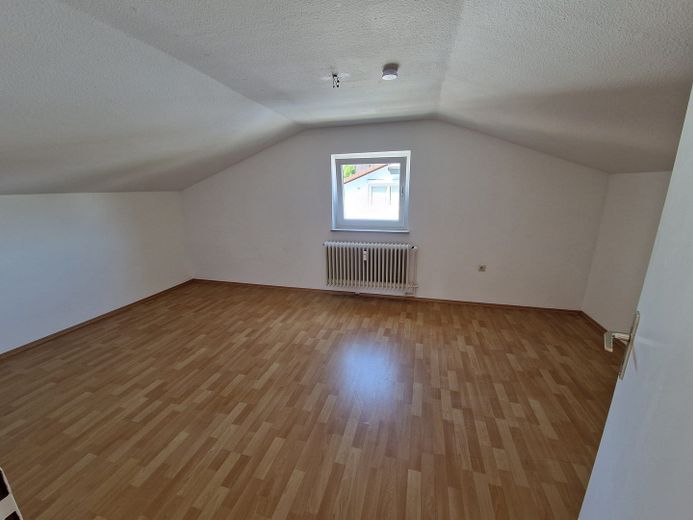 Helle 2,5-Zi-DG-Wohnung mit großer Wohnküche in ruhiger Waldrandlage – 5 Min nach Heidenheim – Schlafzimmer