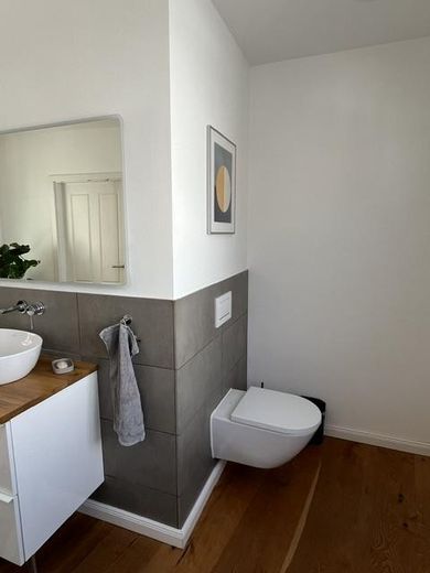 Einfamilienhaus - kernsaniert mit Innenhof und Garten, Scheune, PV – Bad EG 1