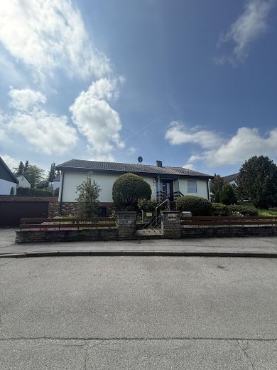 Verkauf eines Einfamilienhauses mit Doppelgarage und großzügigem Garten – Foto 1