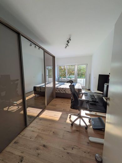 3-pokojowe mieszkanie w Alt-Moosach, 3 minuty do U3, wśród zieleni i z dużą ilością słońca. Bez prowizji! – Schlafzimmer
