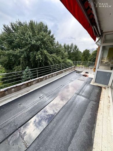 Renovierungsbedürftige Dreizimmerwohnung mit traumhaftem Ausblick – Balkon