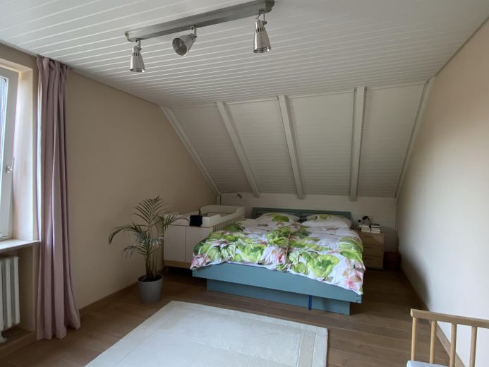 Oase in der Stadt – Einfamilienhaus mit Parkblick – Schlafzimmer im Obergeschoss