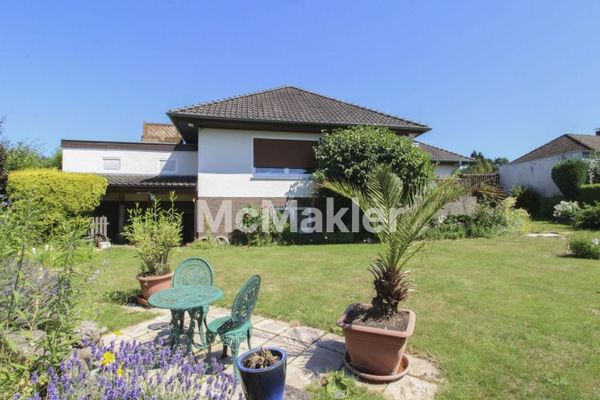 Eigenheim mit Garten, 2 Garagen und Carportstellplatz in Vorstadtlage