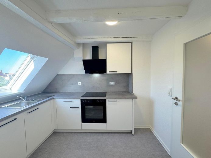 Frisch renovierte 3-Zimmer-Dachgeschosswohnung in bester Altstadtlage von Wismar. – Küche
