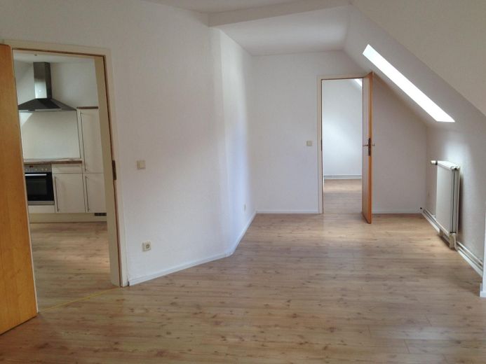 Accogliente appartamento con camera nella torre nel cuore del centro storico. 2,5 locali ** finestre nuove ** edificio storico – Wohnzimmer
