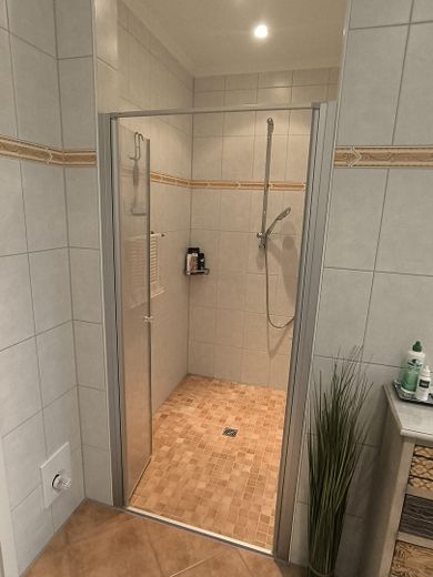 Dusche (122 x 134cm) im Bad