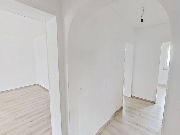 Luminoso appartamento di 3 locali con BALCONE e cucina spaziosa a Duisburg-Marxloh – Flur