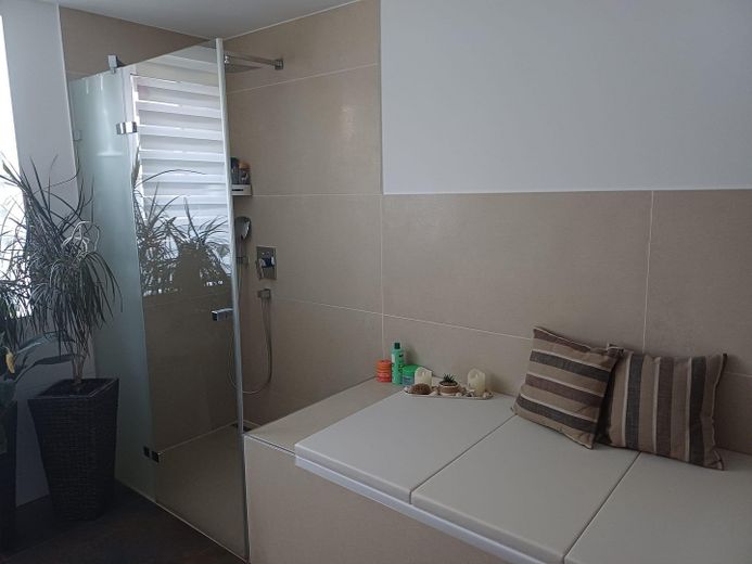DHH in Gerlingen mit Energieffizienzklasse A+ mit PV-Anlage, Solar, Wärmepumpe und Klima – Foto 8