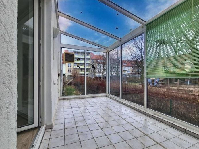 Helle 3 Zimmer Wohnung in zentraler Lage mit Balkon – Wintergarten