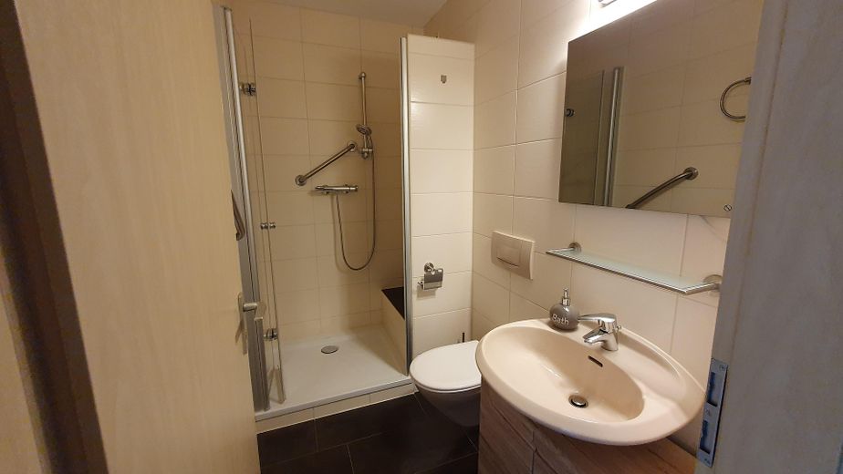 Badezimmer mit Sitzdusche