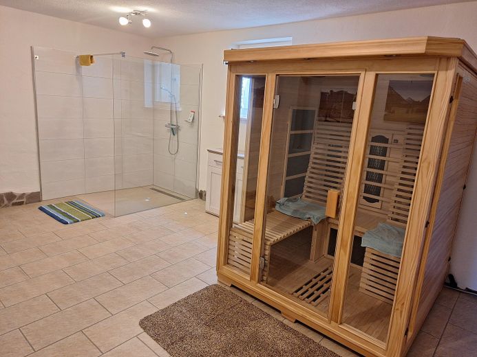 Großzügiges Wohnen im gepflegten Landhaus (nähe Golfplatz/Waldrand) PROVISIONSFREI – Raum 5 Sauna mit Dusche UG
