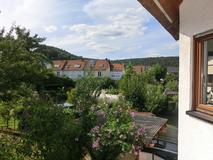 Charmantes Wohlfühlhaus mit Terrasse und kleinem Garten in gesuchter Lage – Blick aus dem Fenster