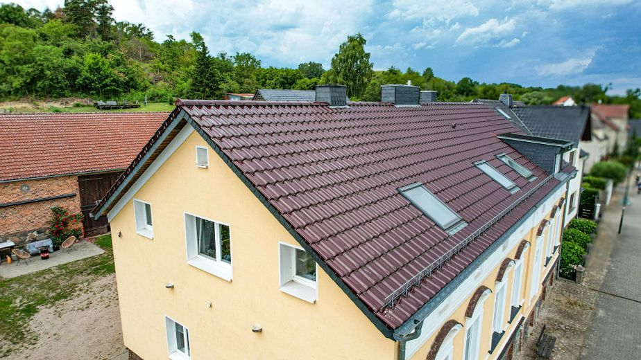 schöne kernsanierte Gründerhausvilla mit 3 WE sofort nutzbar inkl. Pferdestall und Ferienwohnung – Giebel und Dach Hauptgebäude