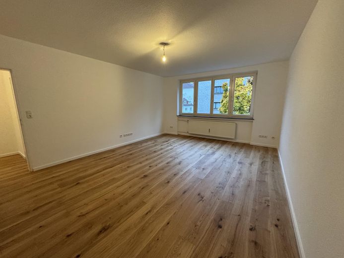 Encantador y amplio apartamento de 2 habitaciones con balcón en una ubicación privilegiada en Berger Straße. – Foto 2