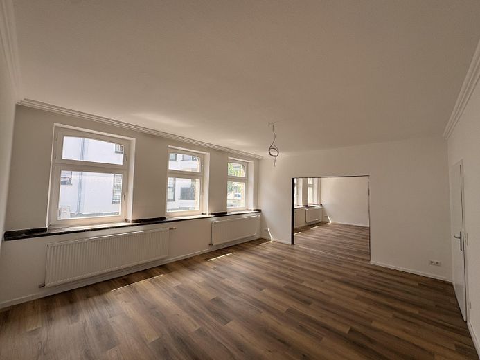 Renovierte 3-4 Zimmerwohnung in der Fußgängerzone! Provisionsfrei! – Wohnzimmer