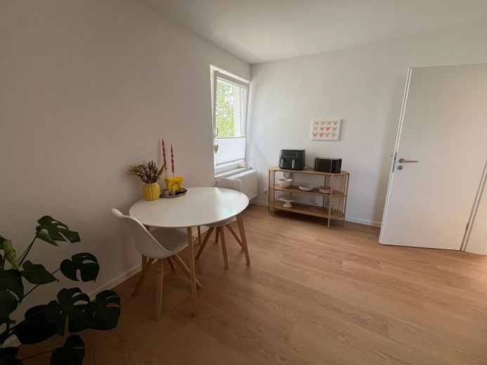 Sanierte 3-Zimmer-Wohnung mit Dachboden, Stellplatz und Gartenanteil – Küche Essecke