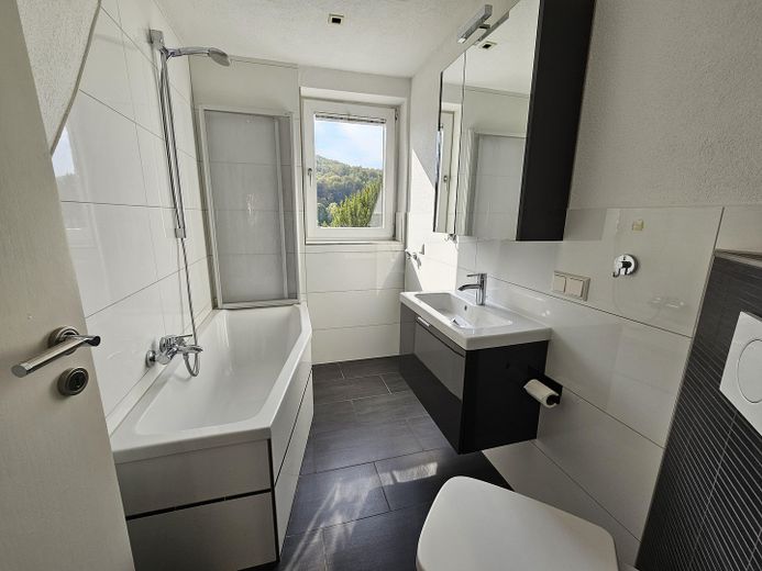 Bad mit Badewanne und WC