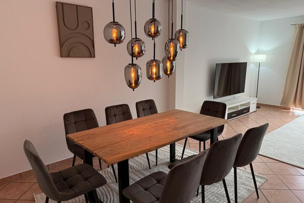 Möbiliertes Haus mit Fußbodenheizung